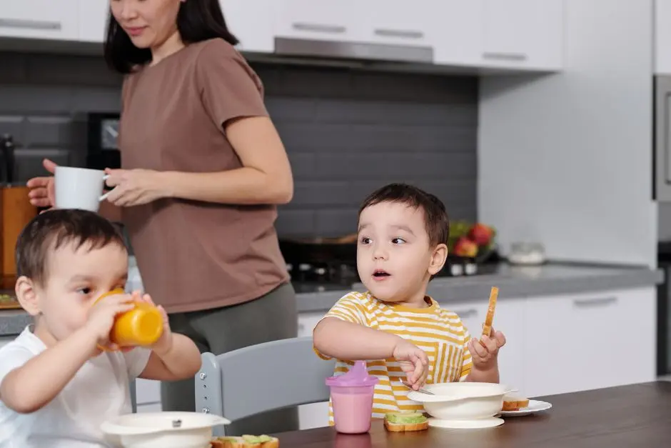 Ilustrasi ibu dan anak sedang sarapan pagi dengan ceria