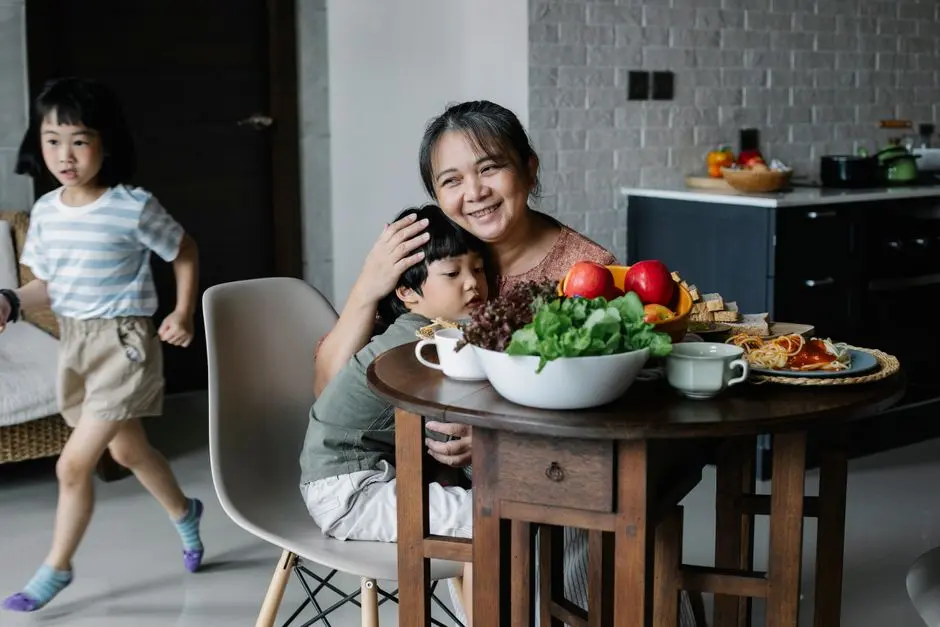 Anak menikmati waktu makan bersama keluarga di meja makan